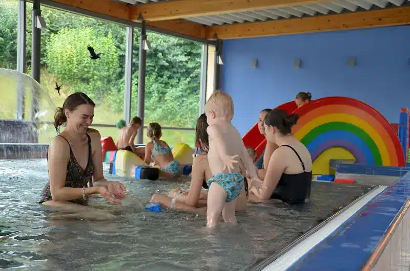 Kinderbecken im Freizeitbad Jurawell mit spielenden Kindern und Eltern